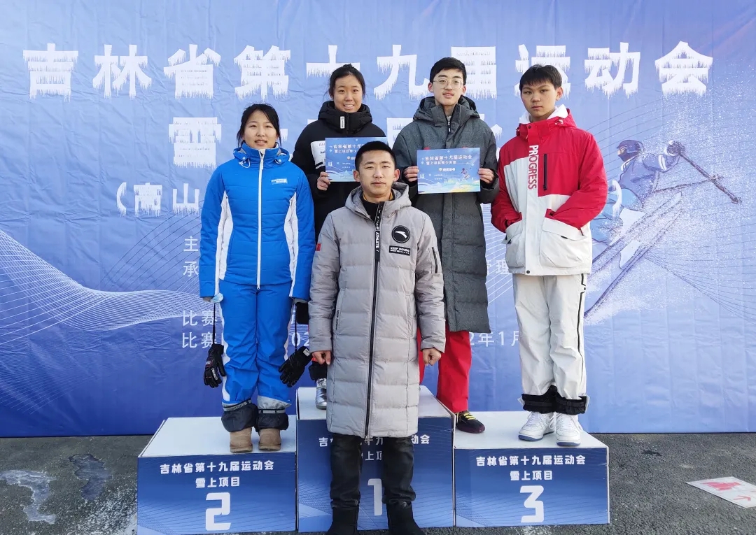 驰骋赛场勇夺先 逐鹿冰雪捷报传